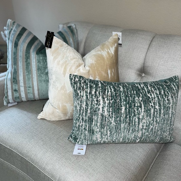 1-NWT CALDEIRA CUT VELVET DESIGN DECORATIVE PILLOW Read description for details - Picture 4 of 17